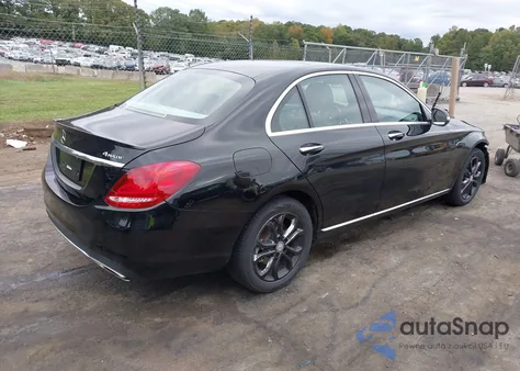 2015 Mercedes-Benz C 300 4Matic z USA, uszkodzony, nr VIN 55SWF4KB1FU061056